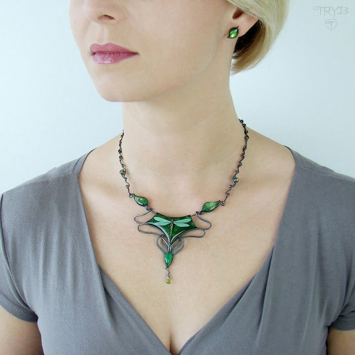 Artystyczny naszyjnik w kolorze zielonym. Liście, ważka, perydoty i onyks oprawione w oksydowane srebro