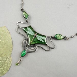 Ręcznie robiony naszyjnik w stylu art nouveau z ważką i liśćmi