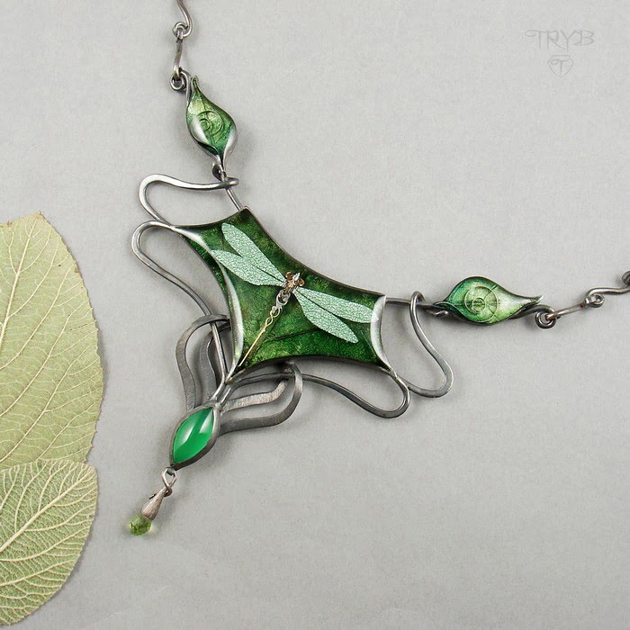 Ręcznie robiony naszyjnik w stylu art nouveau z ważką i liśćmi