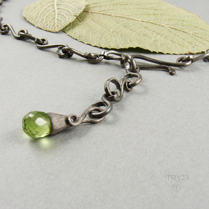 Dopracowany naszyjnik z perydotami