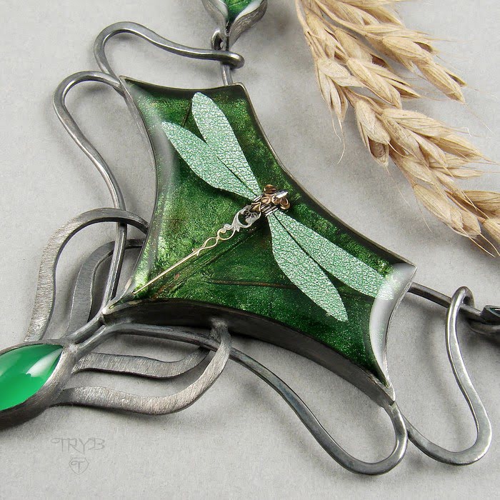 Ręcznie robiony naszyjnik z ważką onyksem i perydotami