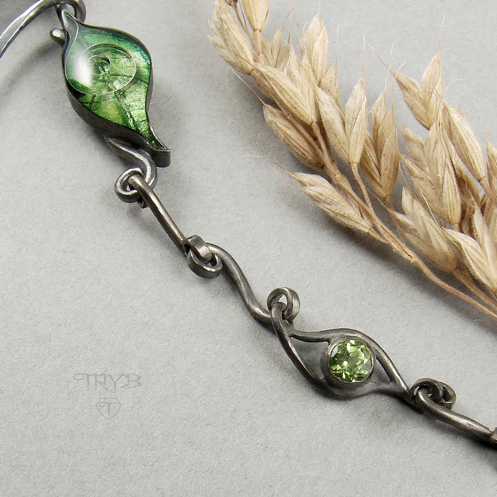 Biżuteria artystyczna z kamieniami w zielonym kolorze i z liśćmi