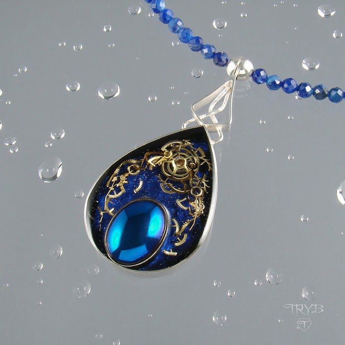 Niebieska osobliwość kosmiczny naszyjnik o relacjach ciał niebieskich