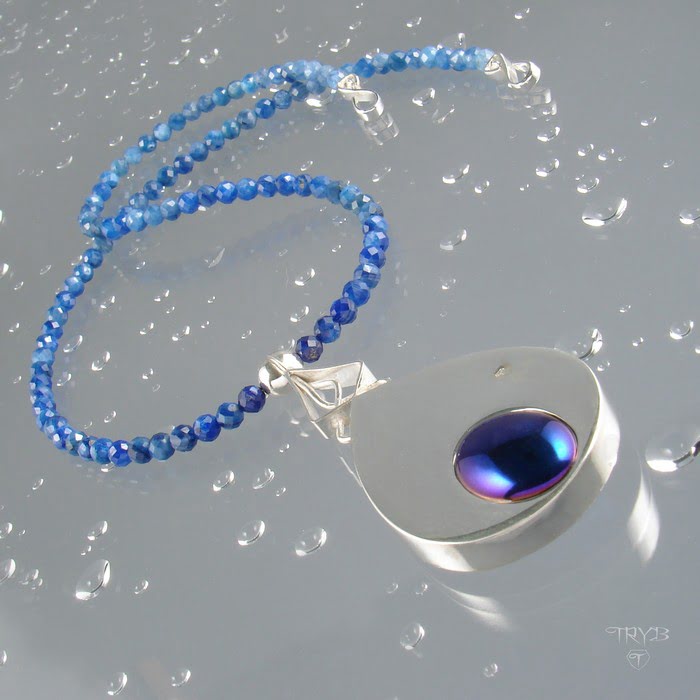 srebrny naszyjnik czarna dziura