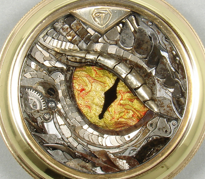 Rzeźba oko Smauga z części zegarków