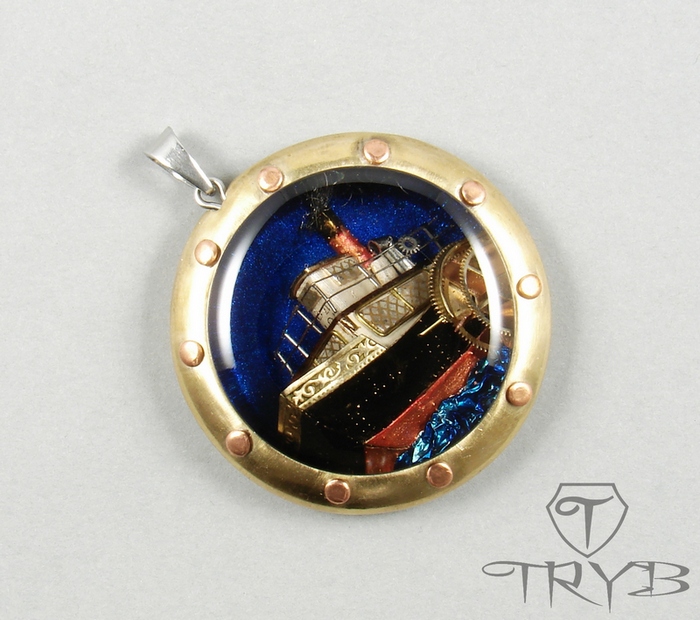 Steampunkowa zawieszka parowiec rzeczny