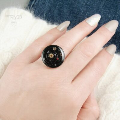 Pierścionek Kosmos na czarnym tle