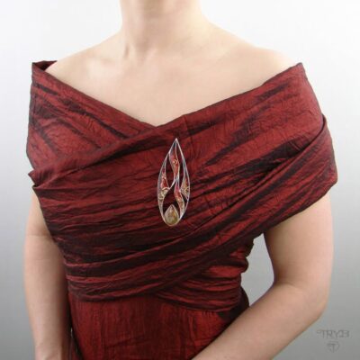 Czerwona brosza w kształcie płomienia