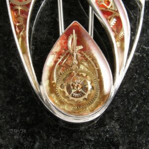 Srebrna broszka płomień wiary