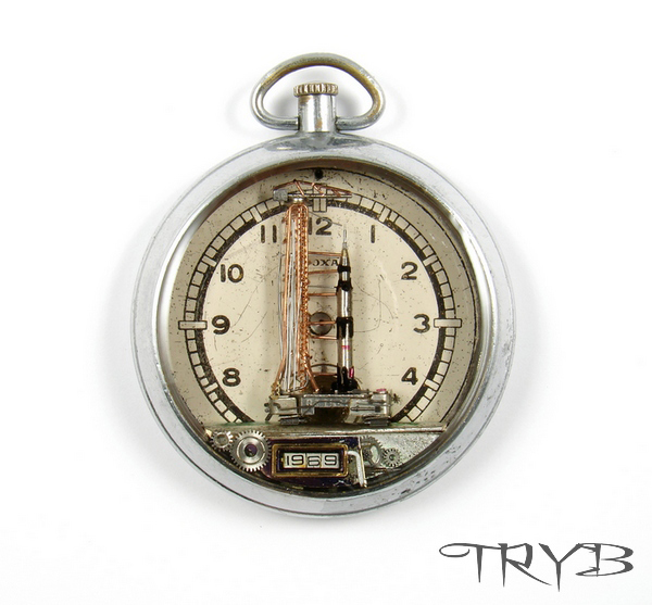 Unikatowa zawieszka z rakietą Saturn V