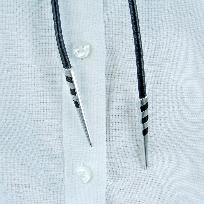 Biżuteryjne bolo tie zamiast naszyjnika