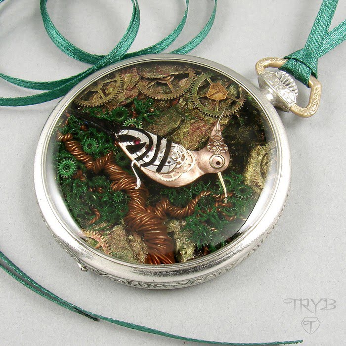 Artystyczny medalion z Dudkiem rodzimym choć dość rzadkim ptakiem