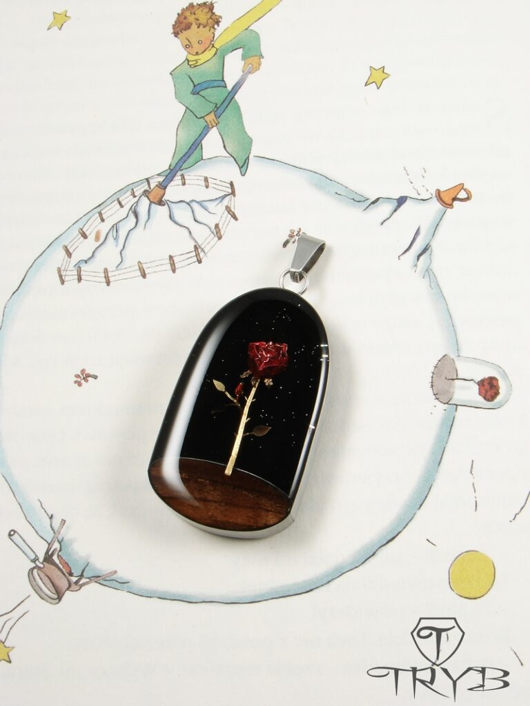 Unikatowa zawieszka efemeryczna róża pod kloszem