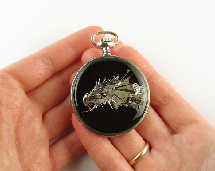 Unikatowy wisior smok z części zegarków