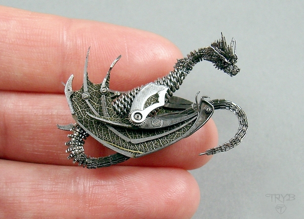 Miniaturowy smok z części zegarków