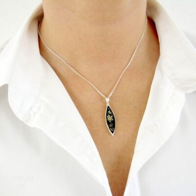 Zgrabny wisiorek z kwiatami tropikalnymi