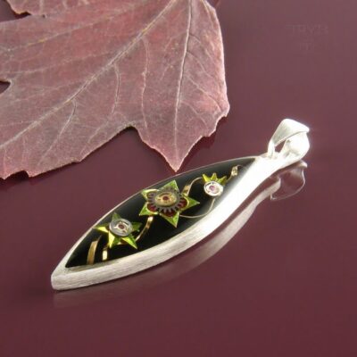 Smukła zawieszka z tropikalnymi kwiatami