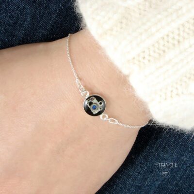 Srebrna bransoletka na łańcuszku z aparatem fotograficznym i spinelem