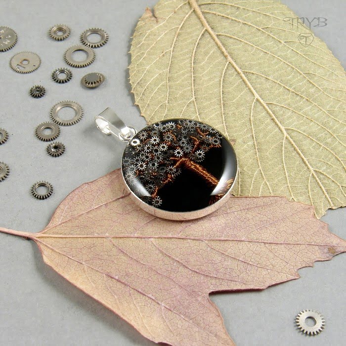 Okrągły medalion z drzewem na czarnym tle