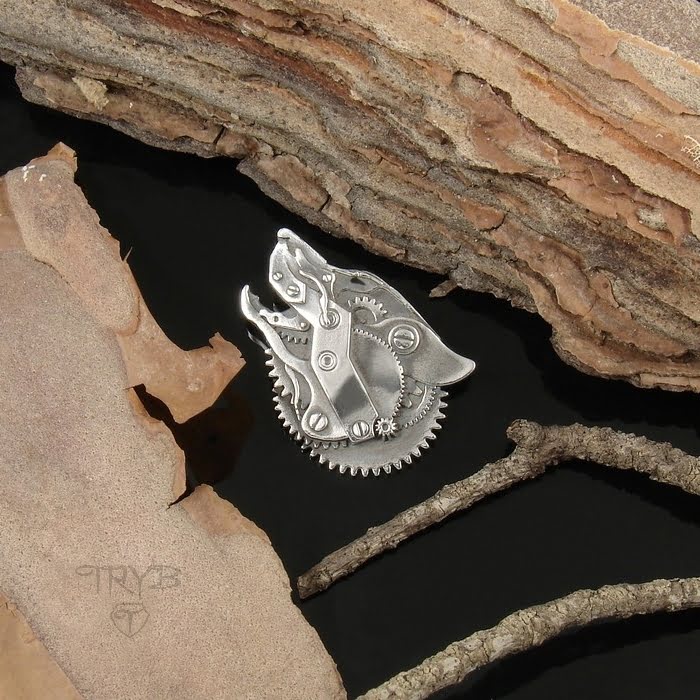 Zawieszka wilk ze srebra próby 925 oksydowanego