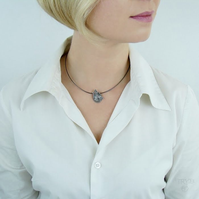 Wisiorek wyjący wilk ze srebra