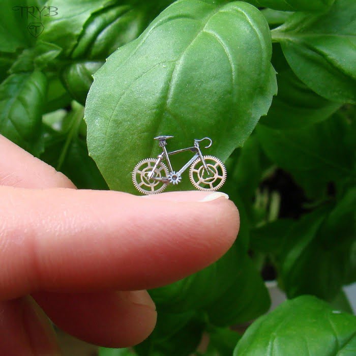 Miniatura roweru szosowego z części zegarków