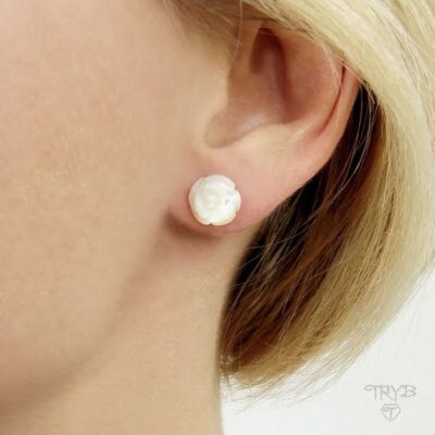 Dziewczęco subtelne kolczyki różyczki białe