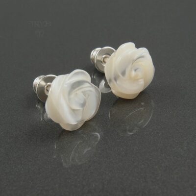 srebrne kolczyki róże z masy perłowej rzeźbionej ręcznie