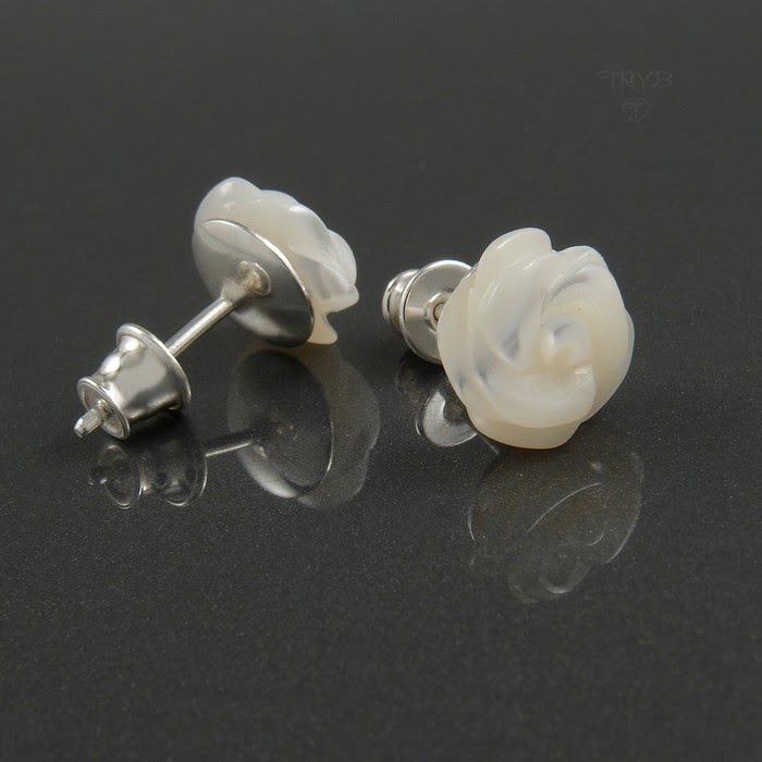 Białe kolczyki różyczki na ślub