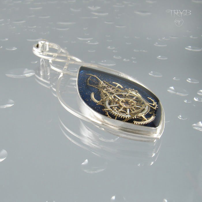 Unikatowa zawieszka z kosmosem ze srebra i części zegarków