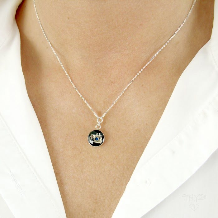 Łańcuszkowy naszyjnik celebrytka z aparatem fotograficznym