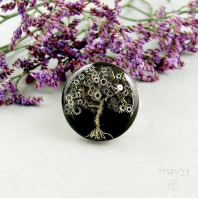 Srebrny pierścionek drzewo życia z zegarkowych trybów