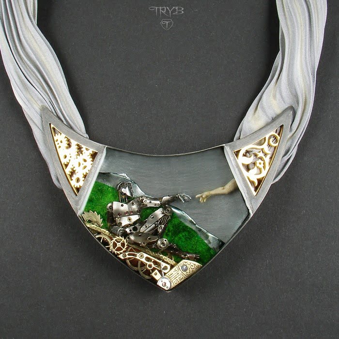 Mechaniczna biżuteria artystyczna z przesłaniem