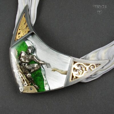 Stworzenie Adama naszyjnik artystyczny ze srebra, jedwabiu i części zegarków