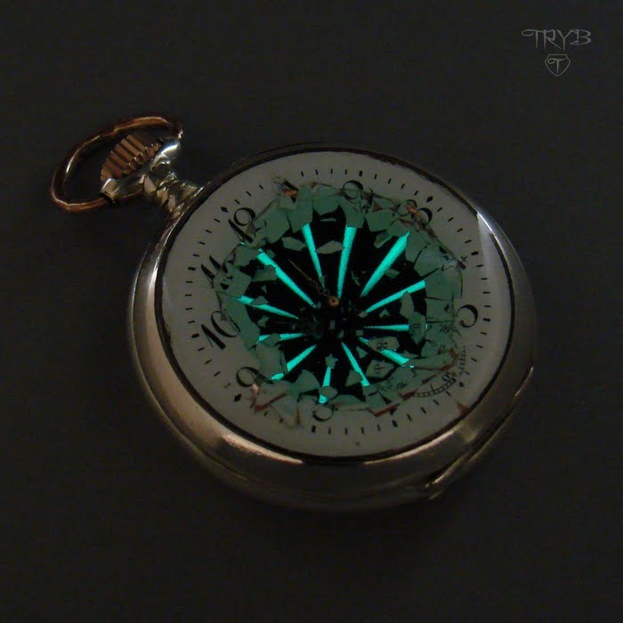 Artystyczna biżuteria świecąca w ciemności światłem zaabsorbowanym dzięki pigmentom fotoluminescencyjnym