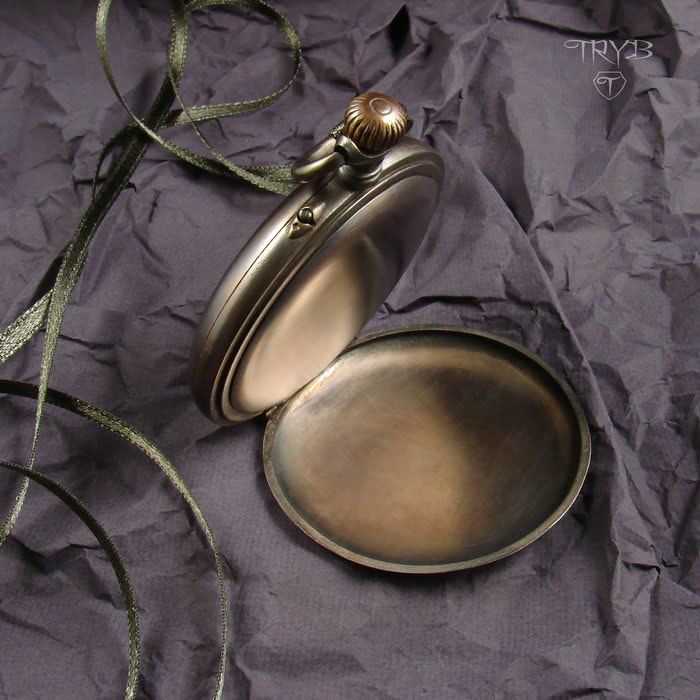 Sekretnik biżuteria artystyczna ze starych zegarków