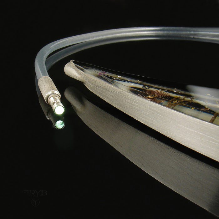 Artystyczny naszyjnik ze światłowodami - unikatowa biżuteria artystyczna