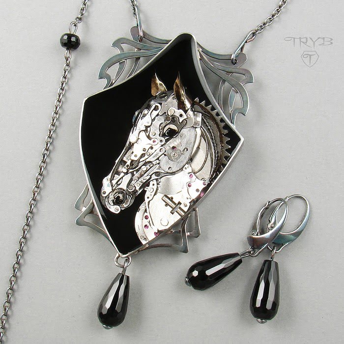 secesyjny w formie naszyjnik koń