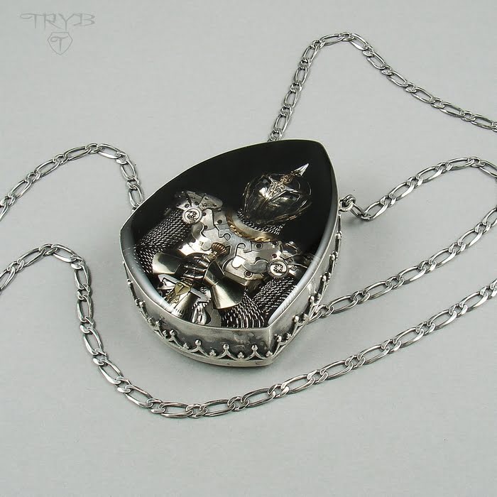 Artystczny naszyjnik z postacią rycerza