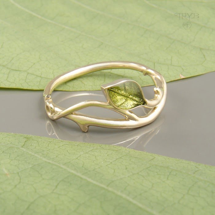 Piękny pierścionek z listkami ze złota