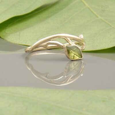 Artystyczny pierścionek ze złota stylizowany na gałązkę z listkiem