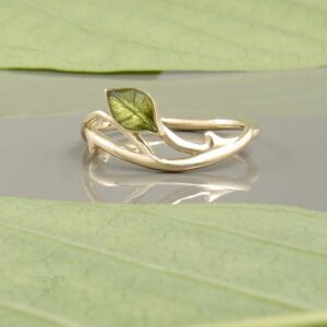Złoty pierścionek z listkiem na gałązce