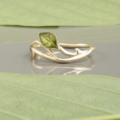 Złoty pierścionek z listkiem na gałązce