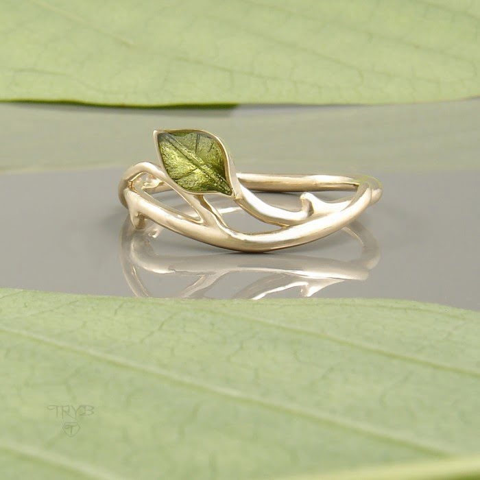 Złoty pierścionek z listkiem na gałązce