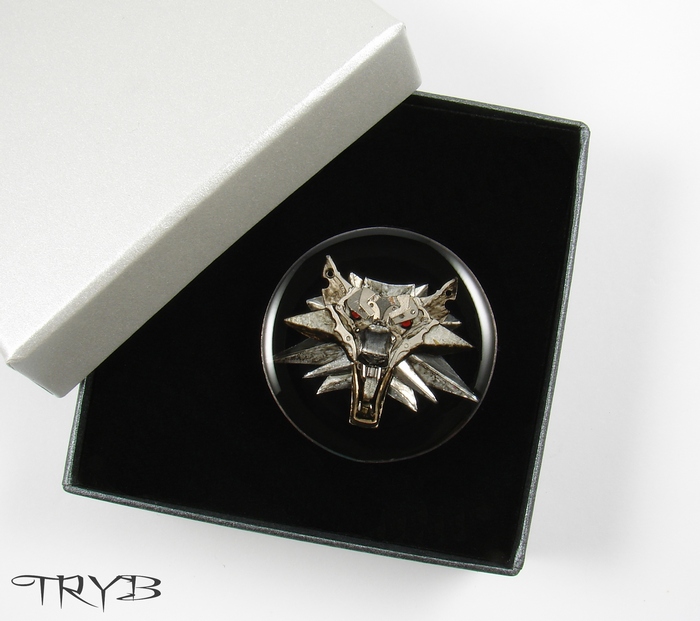 Męski pin z białym wilkiem