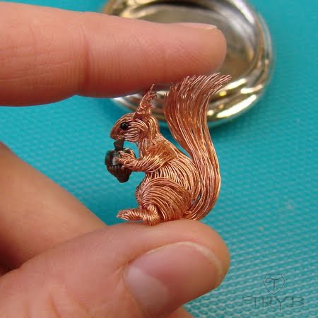 Miniaturowa wiewiórka z drucików nawojowych