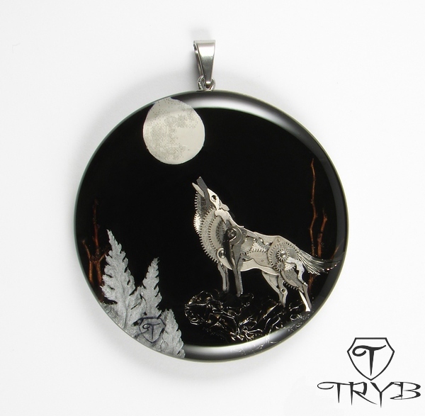 Duży wisior z wilkiem z części zegarków