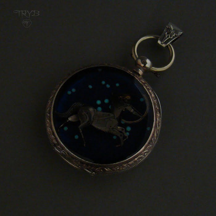 Artystyczna biżuteria świecąca w ciemności