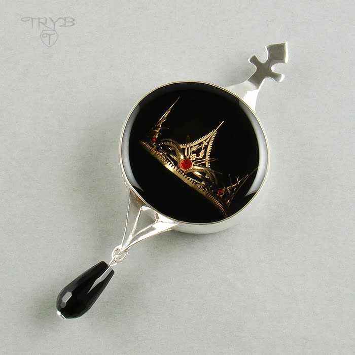 Królewski wisior z koroną