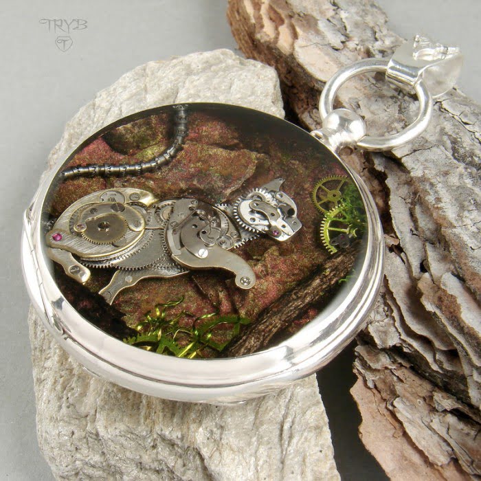 Duży wisior z kotem z części zegarków